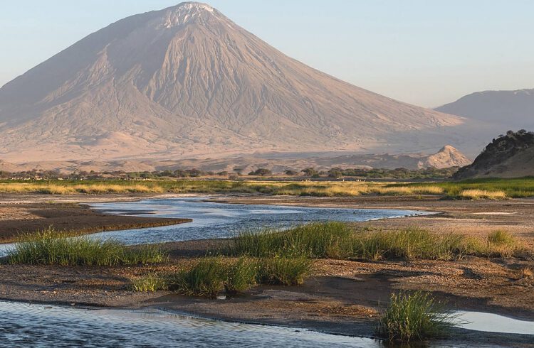 Streams_from_Oldoinyo_Lengai_04_750_550shar-50brig-20_c1